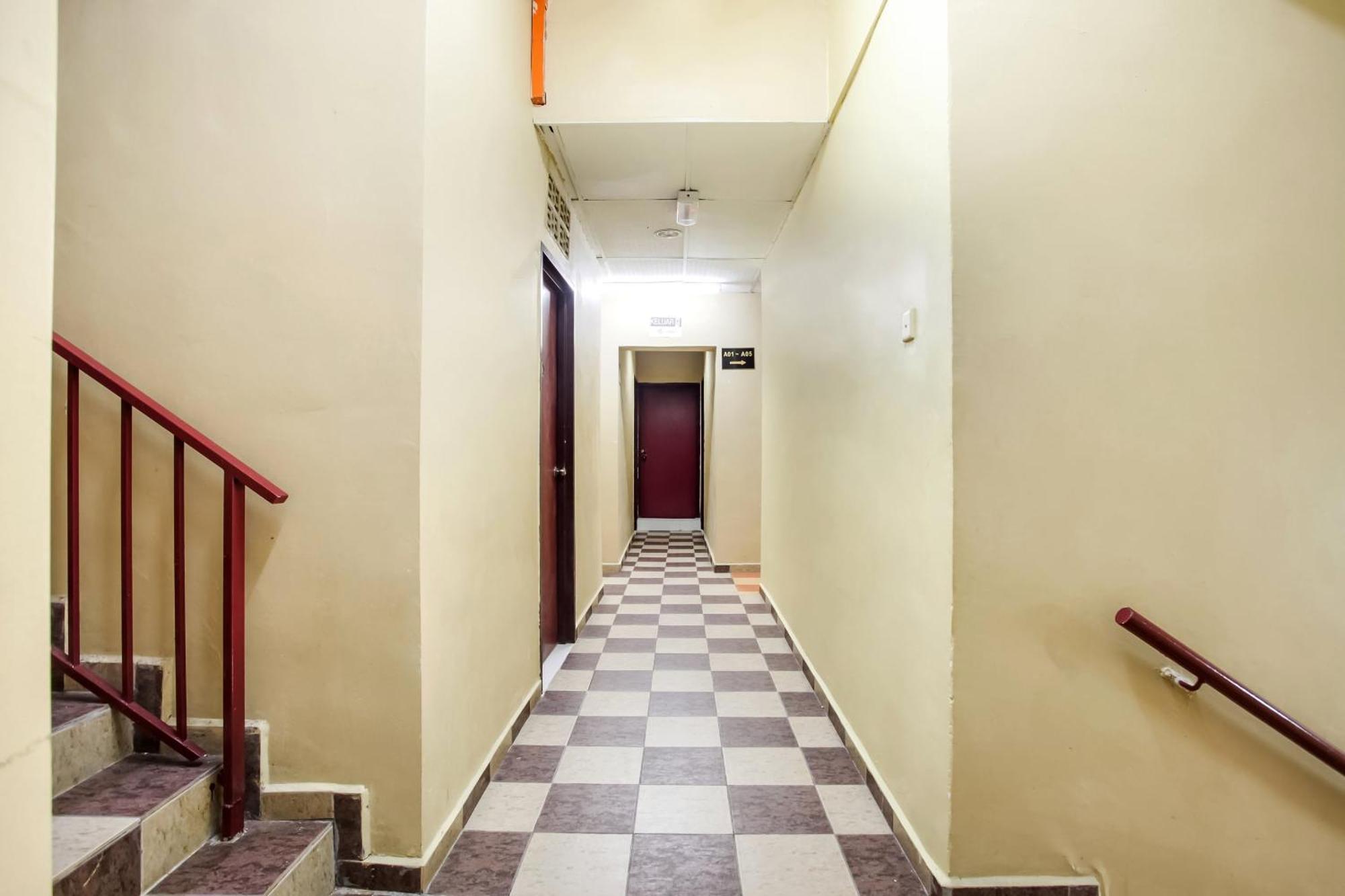 Super Oyo 89427 Kavanas Hotel