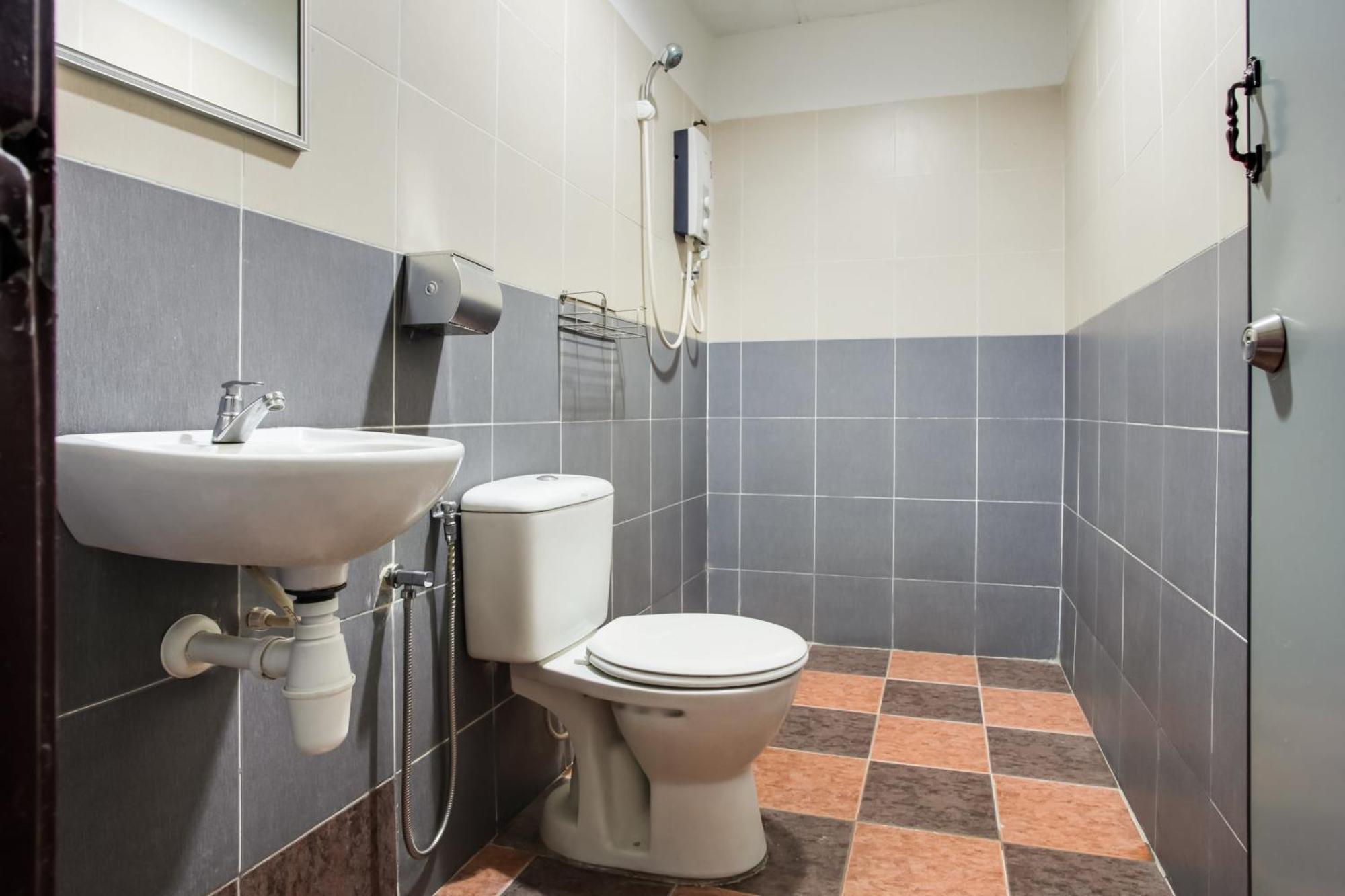 Hotel Super Oyo 89427 Kavanas
