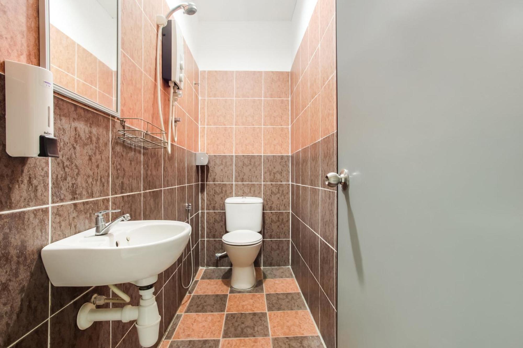 Super Oyo 89427 Kavanas Hotel 2*